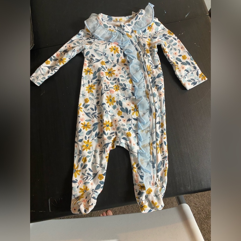 Baby outfit with feet